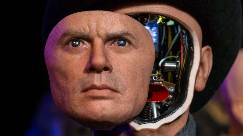 De ce-ți aduce aminte faza asta, de Terminator sau de Robocop?